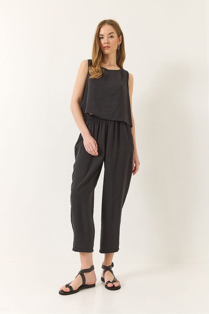 Mouwloze Crewneck Blouse en Carrof Fit Broek Set
