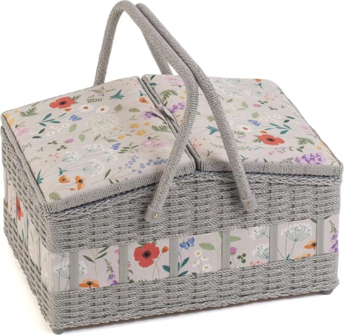 Naaidoos (L): Rieten mand met twee deksels: Wilde bloemen