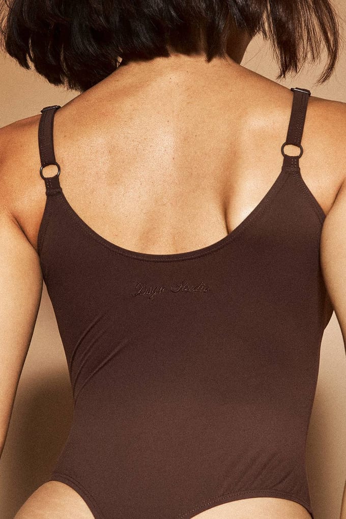 Dames Dsgn Studio Boterzachte Bodysuit Met Diepe Hals En Bandjes | Dark Chocolate | Maat: 2XL