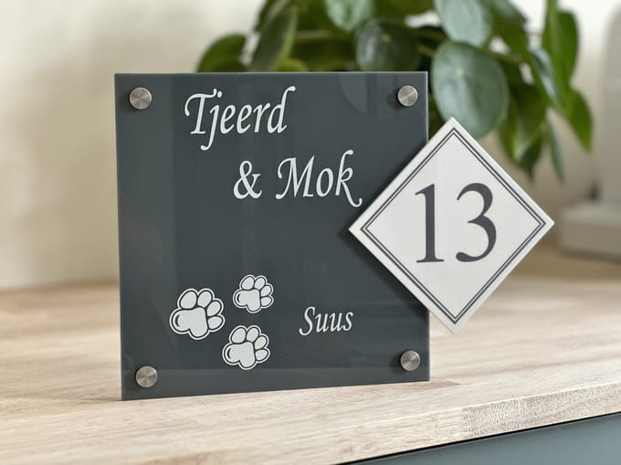 Naambordje / huisnummer voordeur pootjes grijs