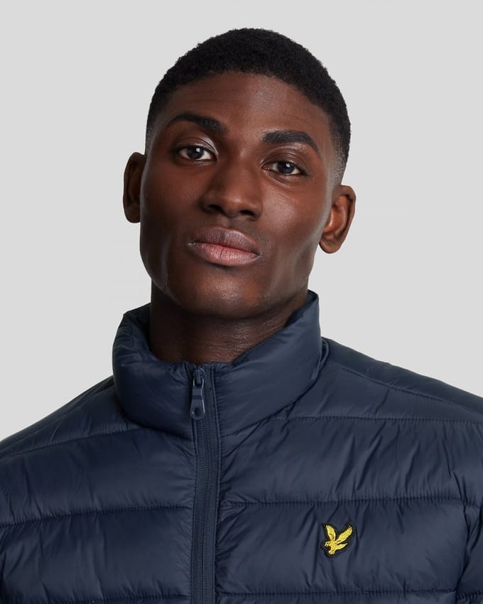 Donker marineblauw gewatteerd jack met trechterhals van Lyle & Scott