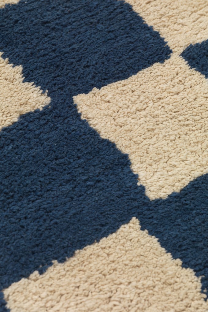 Ferm Living Mara wasbaar vloerkleed - deep blue/warm sand