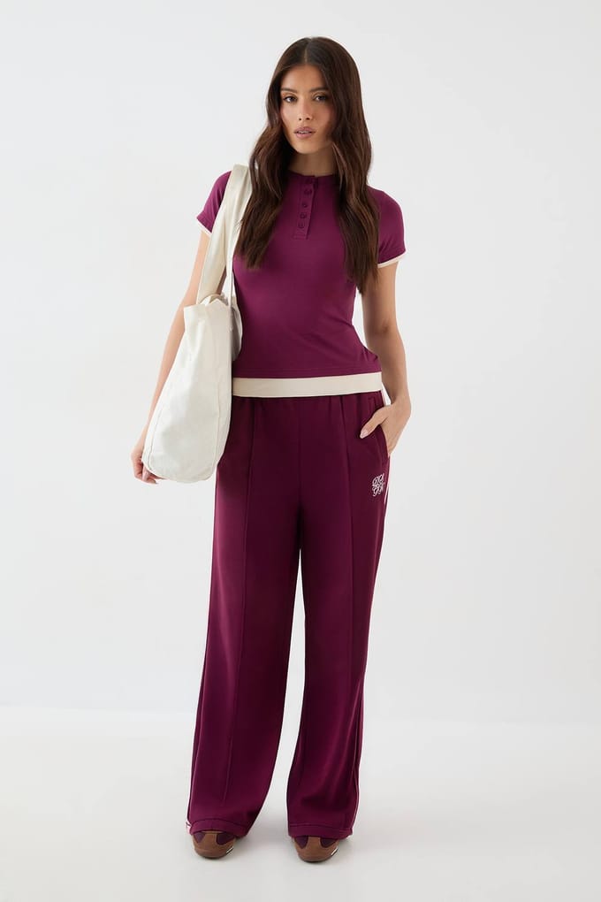 Dames DSGN Studio Top met Contrasterende Knoopdetails en Korte Mouwen | Plum | Maat: Small
