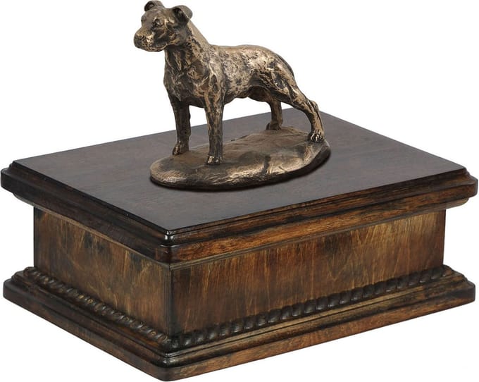 Elegante urn voor American Staffordshire Terrier met hondenstandbeeld