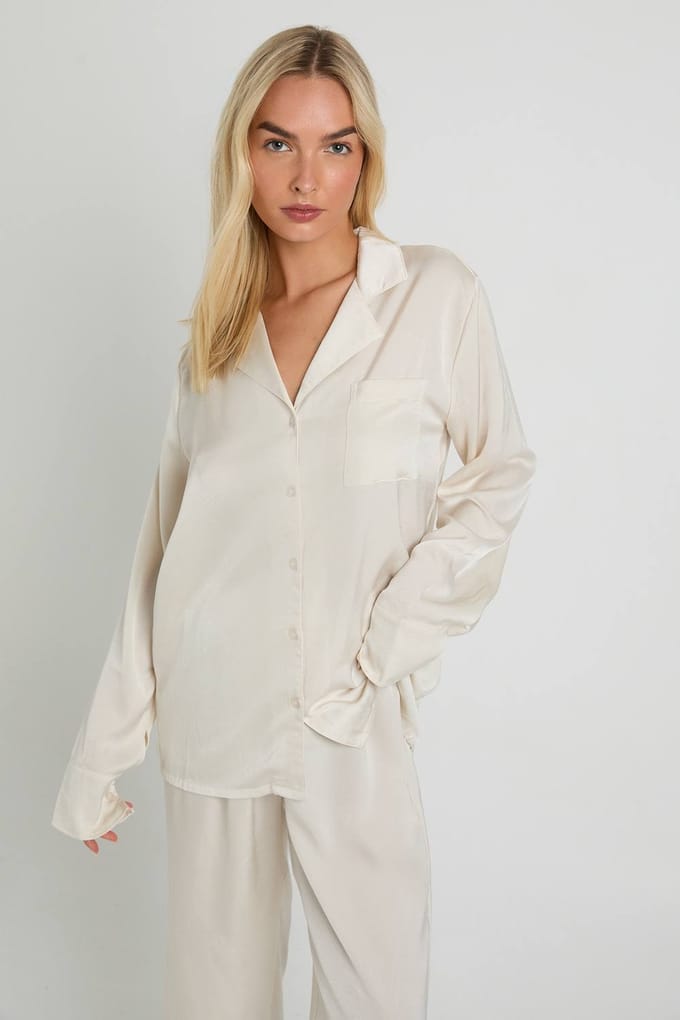 boohoo Dames Oversized satijnen langmouw shirt & broek pyjamaset | Cream | Maat: 14