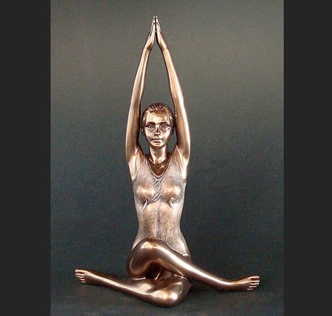 Bronskleurig beeld - yogapositie Surya Namaskar - Zonnegroet