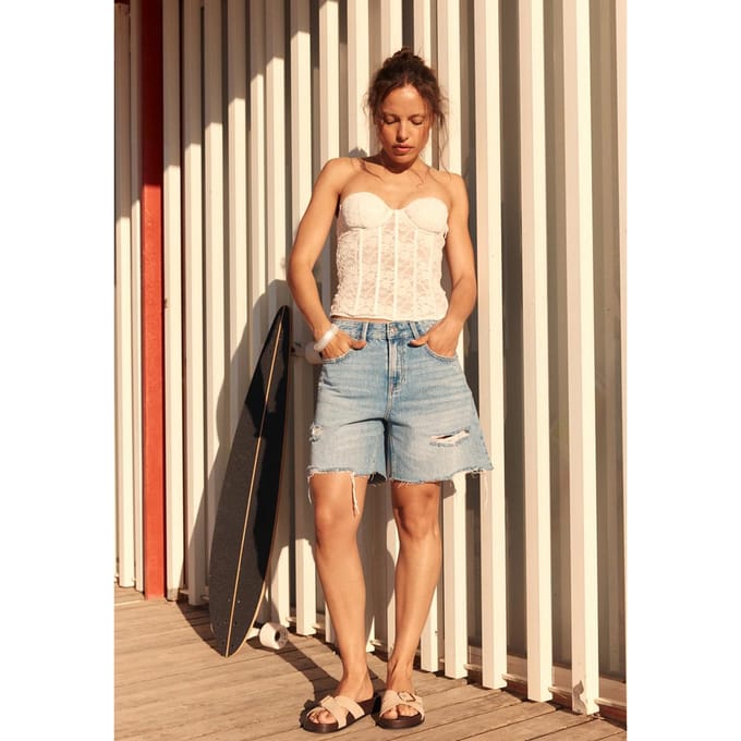 Stradivarius D93 Longline short  LICHTBLAUWE DENIM WASSING 32