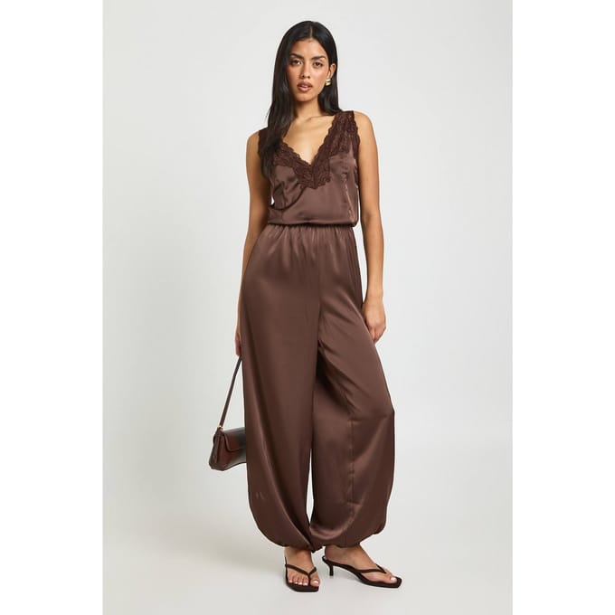boohoo Dames Satijn Kant Afwerking Harem Broek Jumpsuit | Chocoladebruin | Maat: 36