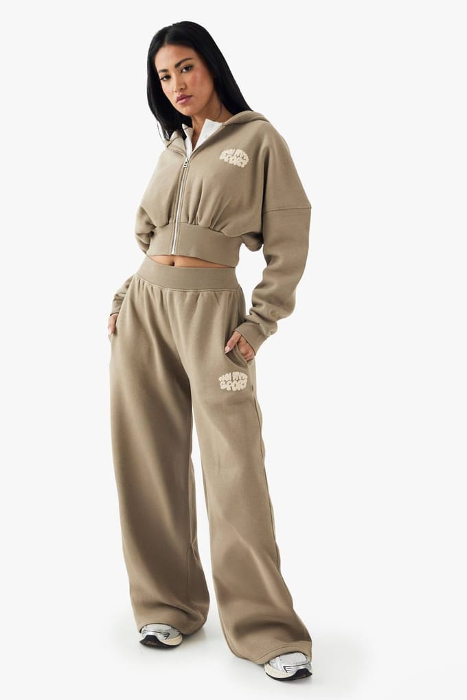 Dames DSGN Studio Sport Bubble Slogan Rechte Pijp Joggingbroek | Washed Khaki | Maat: Medium