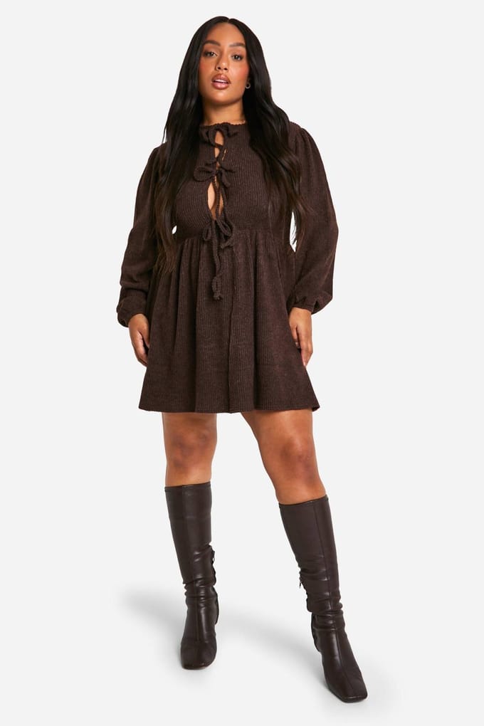 boohoo Dames Plus zachte rib tie-front smockjurk | Mokka | Maat: 44