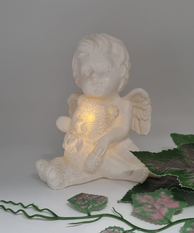 Engel - Beertje - Zittend - 2/20/NUS - LED - Polystone - Grafdecoratie - Beeld - Inclusief batterijen
