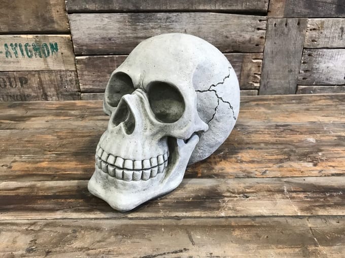 Betonnen tuinbeeld - schedel / skull