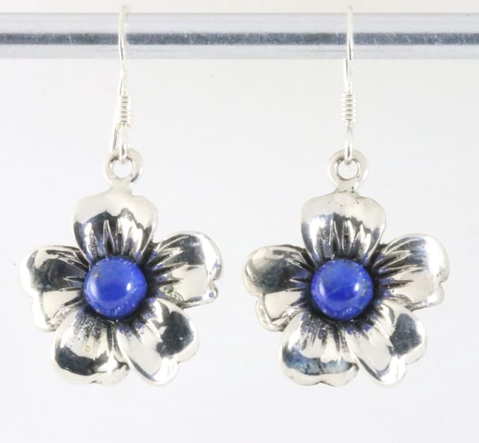 Bloemvormige zilveren oorbellen met lapis lazuli