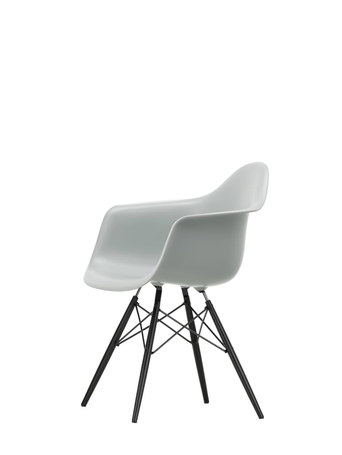 Vitra DAW Eames Plastic Armchair - lichtgrijs RE - esdoorn zwart