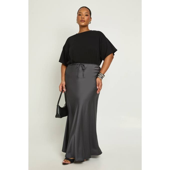 boohoo Dames Plus satijn trekkoord maxirok | Charcoal | Maat: 18