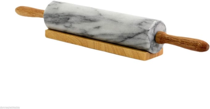 Witte Carrara-marmeren deegroller met houten sokkel