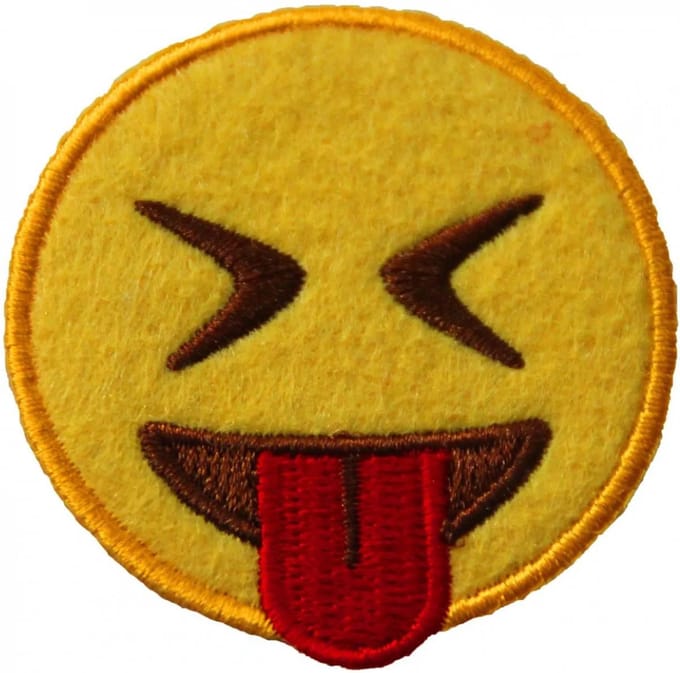 Fjesta© Carnavalsembleem - Emoji - Tongetje met gesloten ogen