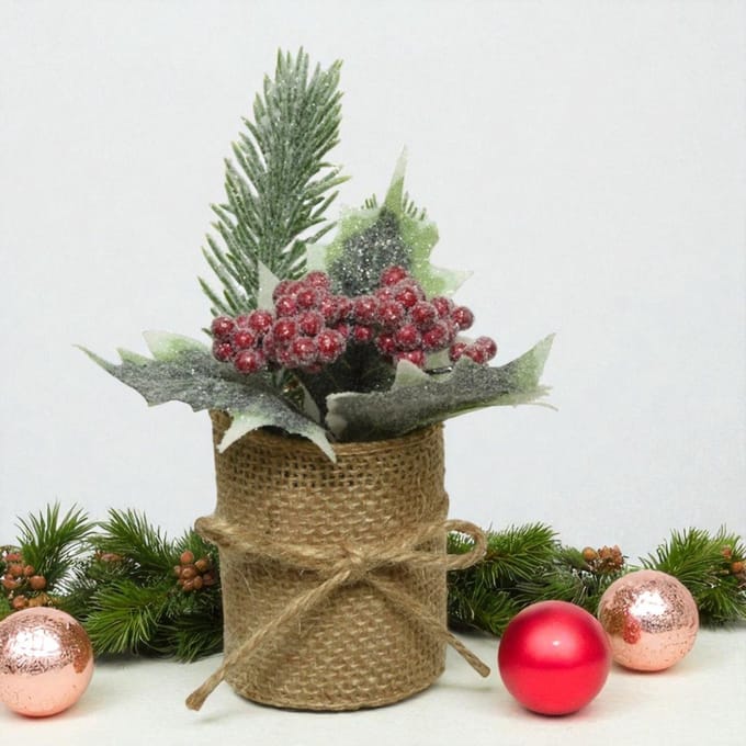 Micro Kerststukje met Rode Besjes en Sneeuw - 15 cm