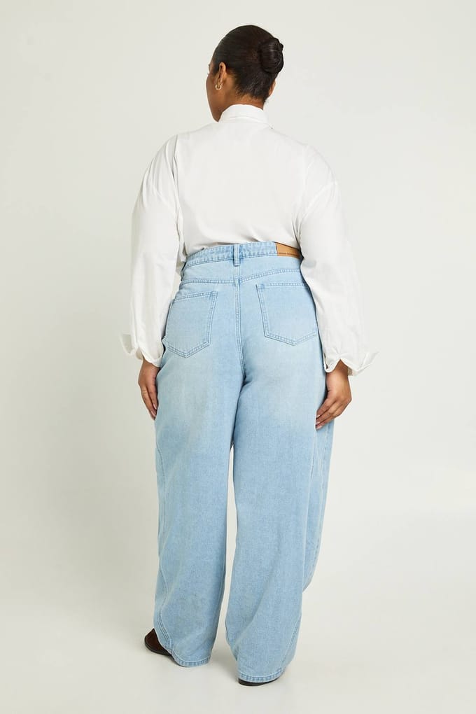 boohoo Dames Plus Midden-Taille Gedraaide Naad Barrelleg Jeans | Bleach Wash | Maat: 26