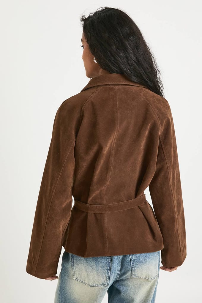 boohoo Dames Korte suede trenchcoat met ceintuur | Tan | Maat: 40