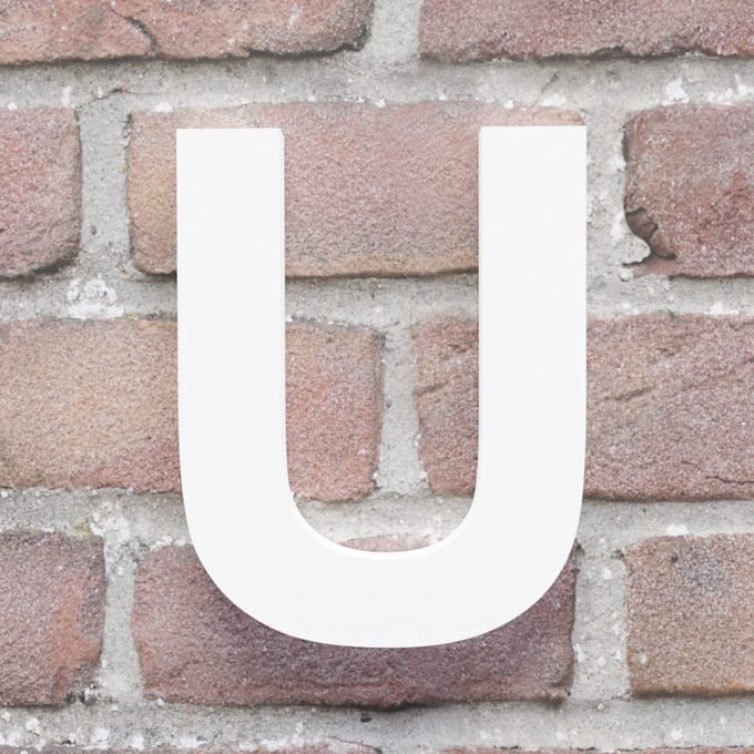 Huisnummer Arial U wit - Maat: Klein (10 cm) - blinde bevestiging - Huisnummerbord
