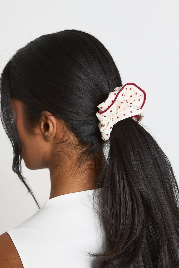 boohoo Dames Polkadot Scrunchie Met Rood Biesje | Wit