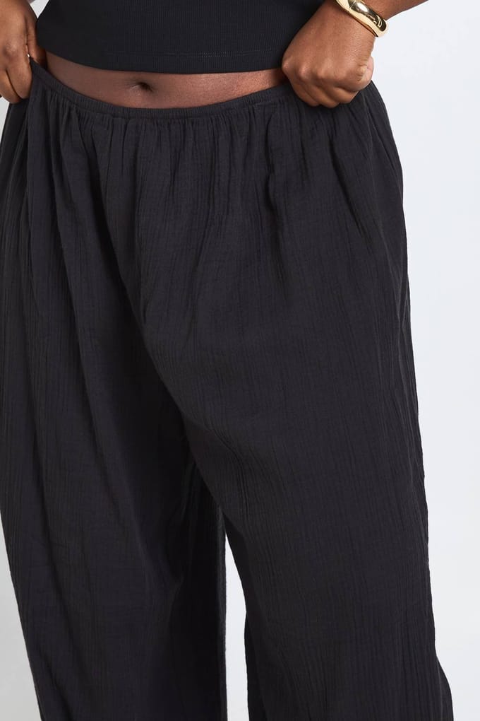 boohoo Dames Plus Katoenen Gaas Ballonbroek Met Elastische Taille | Zwart | Maat: 48