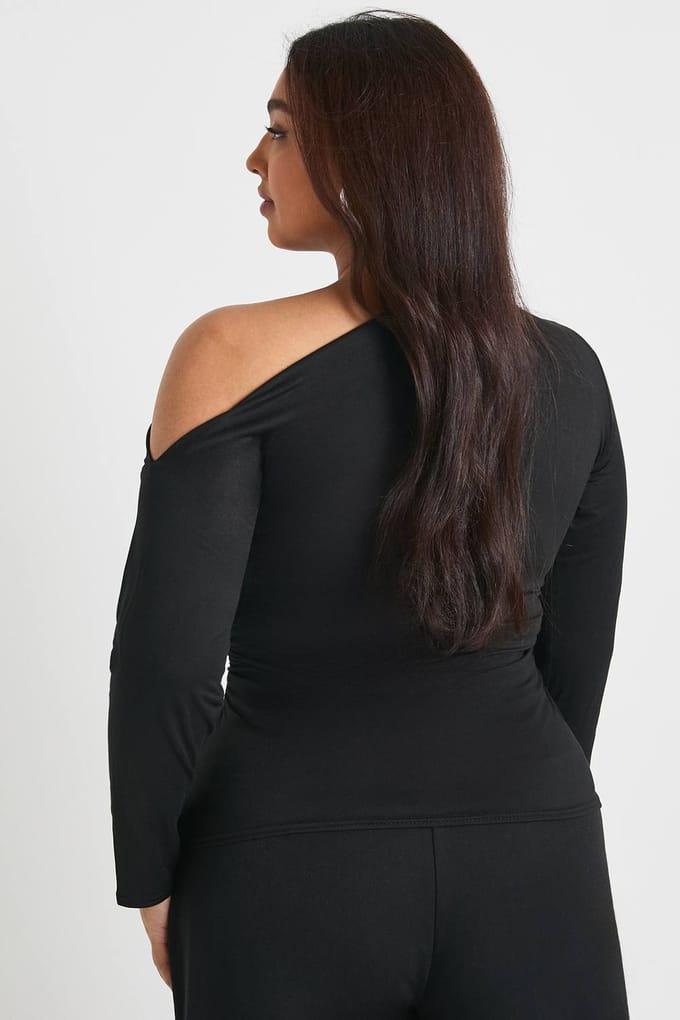 boohoo Dames Plus geraffelde zij asymmetrische off-shoulder top | Zwart | Maat: 46