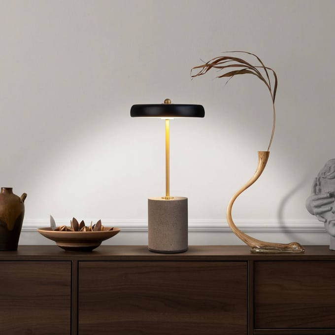 Näve LED tafellamp Seta, accu, cement, kap zwart