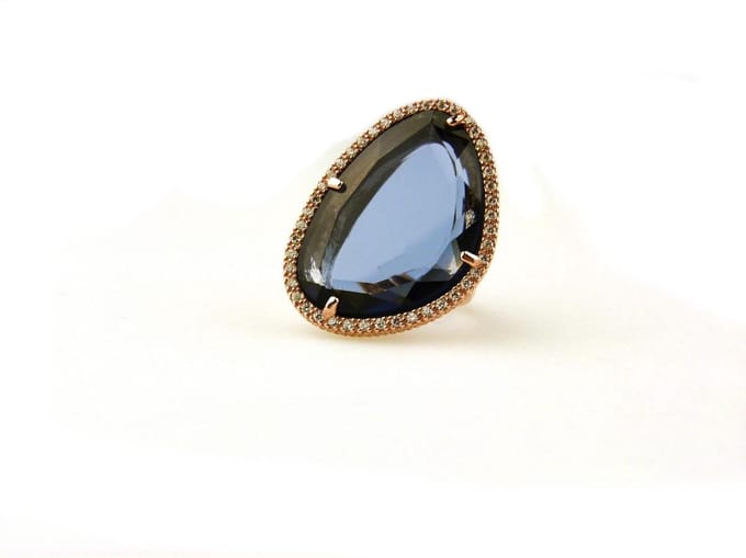 ring in zilver roze verguld model druppel gezet blauwe steen
