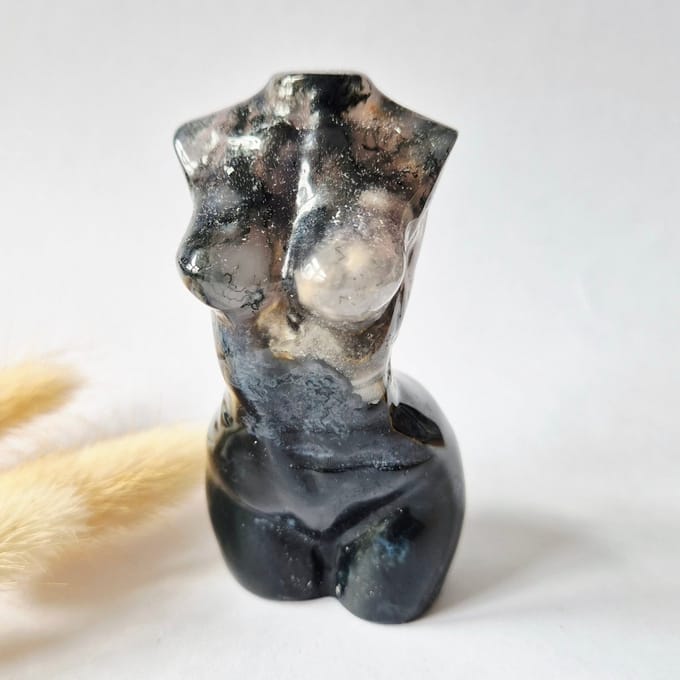 Mosagaat vrouwenbeeldje 8 cm (#40) – handgeslepen edelsteen carving