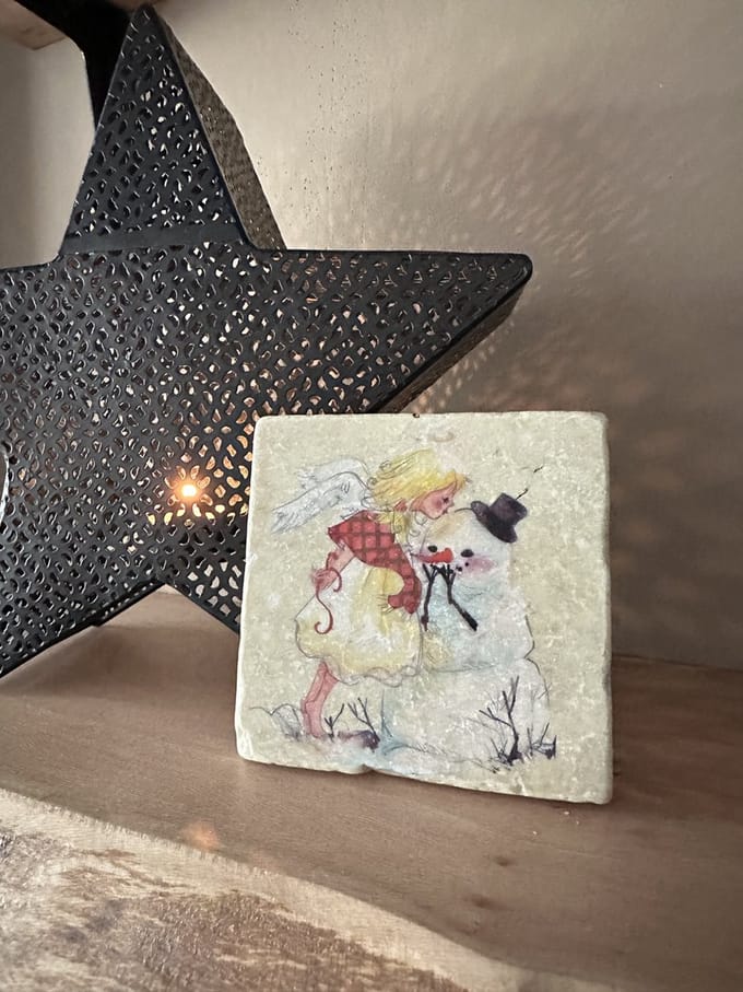 Tegel - Engel - Decoratie - Engel met sneeuwpop - Troost - Geschenk - Hemel - Afscheid en Troost - AF-TT02