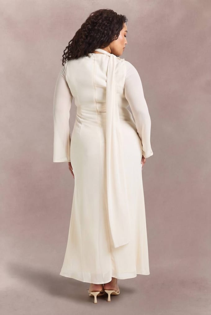 boohoo Dames Plus Maxi Jurk Met Ruche Voornaad En Sjaaldetail | Ecru | Maat: 48