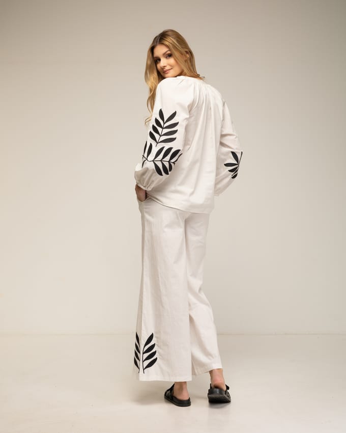 Set van broek en top met borduursel op de mouwen