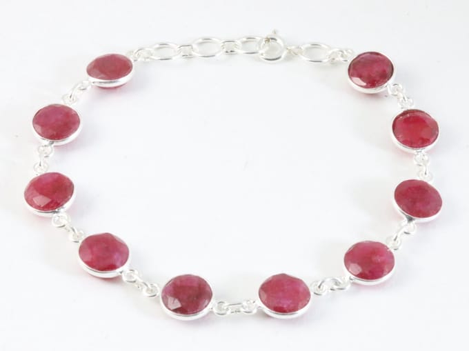 Zilveren armband met robijn