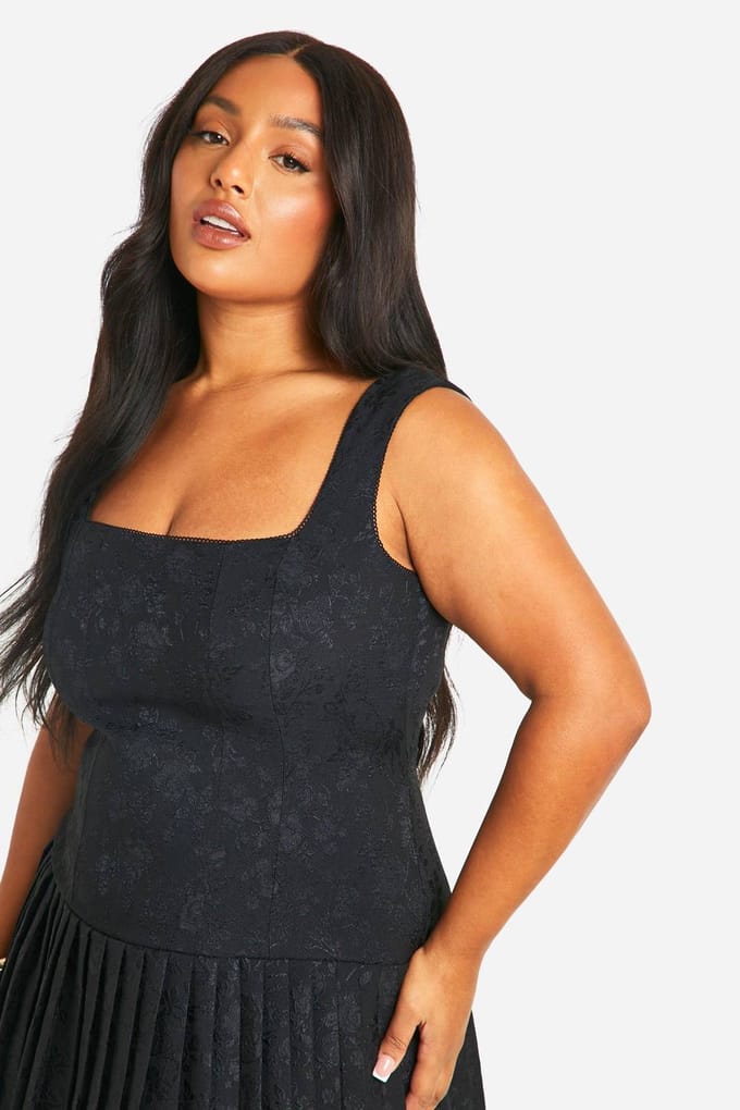 boohoo Dames Plus Satin Gerafelde Ruffle-zoom Jurk | Zwart | Maat: 54