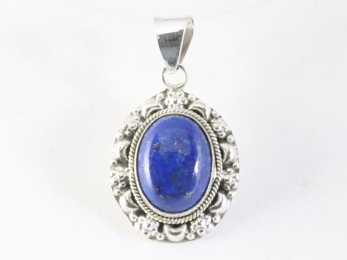 Bewerkte zilveren hanger met lapis lazuli