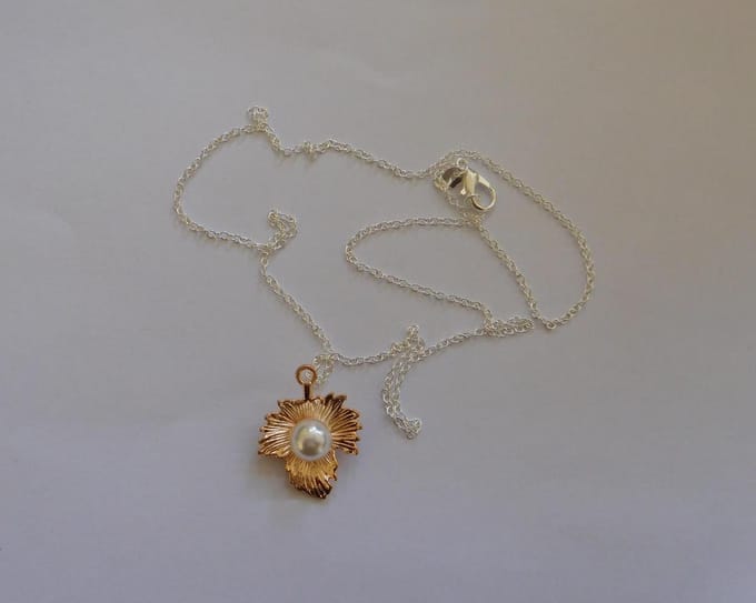 Ketting met schelp en parel