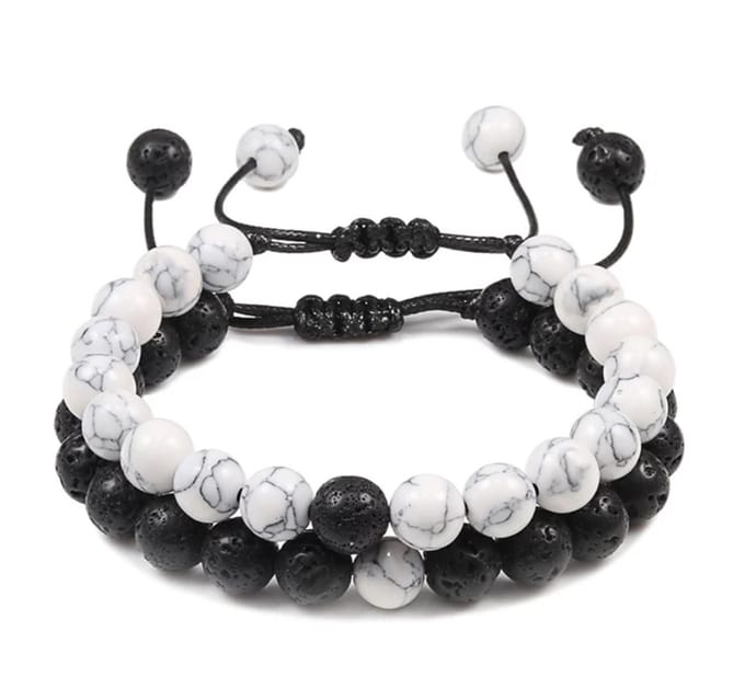 Vriendschapsarmbanden Set van 2 – Lavasteen en Howliet – Verstelbare Koppelarmbanden Zwart/Wit – 17-21 cm - EmmyRovi