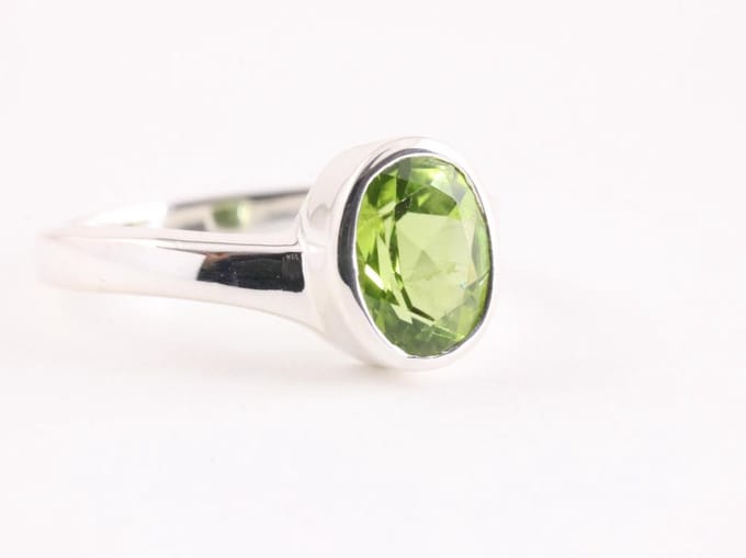 Zilveren ring met peridoot - maat 17.5