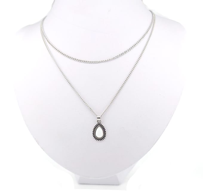 Dames ketting zilverkleurig – dubbellaags boho collier – witte steen – druppelhanger