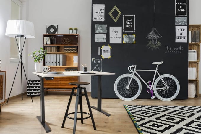 Dextro plus zit/sta 200x90cm, electrisch hoogte verstelbare werkplek, T-poot frame. Frame kleur wit (RAL9010) en blad Logan Eiken