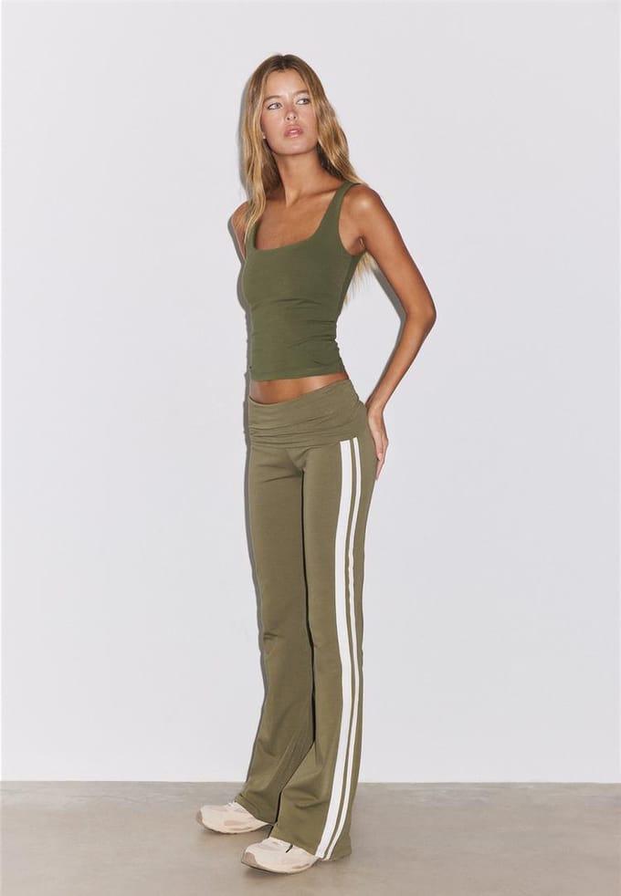 Stradivarius Flared broek met omgeslagen taille  Kaki S