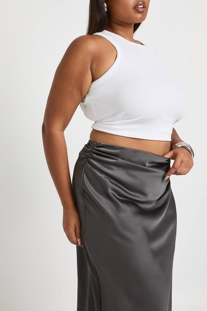 boohoo Dames Plus satijn geruched zijdetail kolom maxirok | Slate Grey | Maat: 18