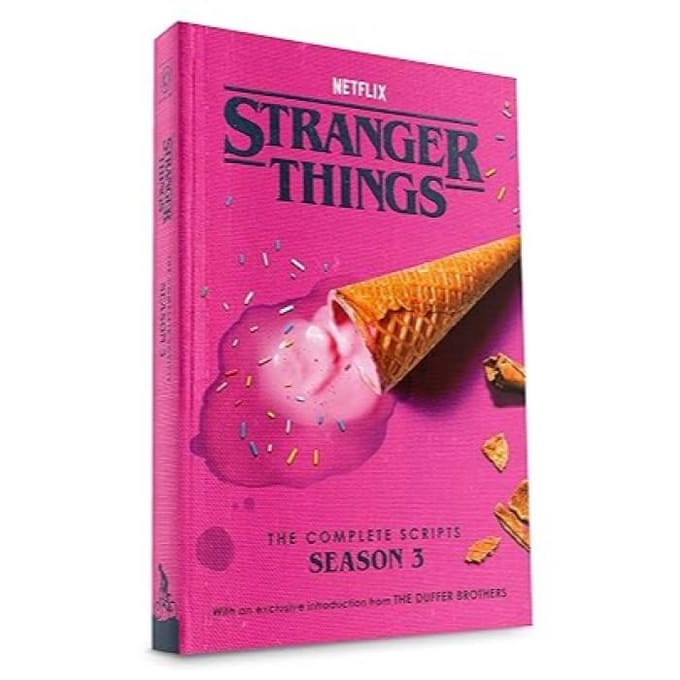 Boek Stranger Things: De Complete Scripts, Seizoen 3 pink