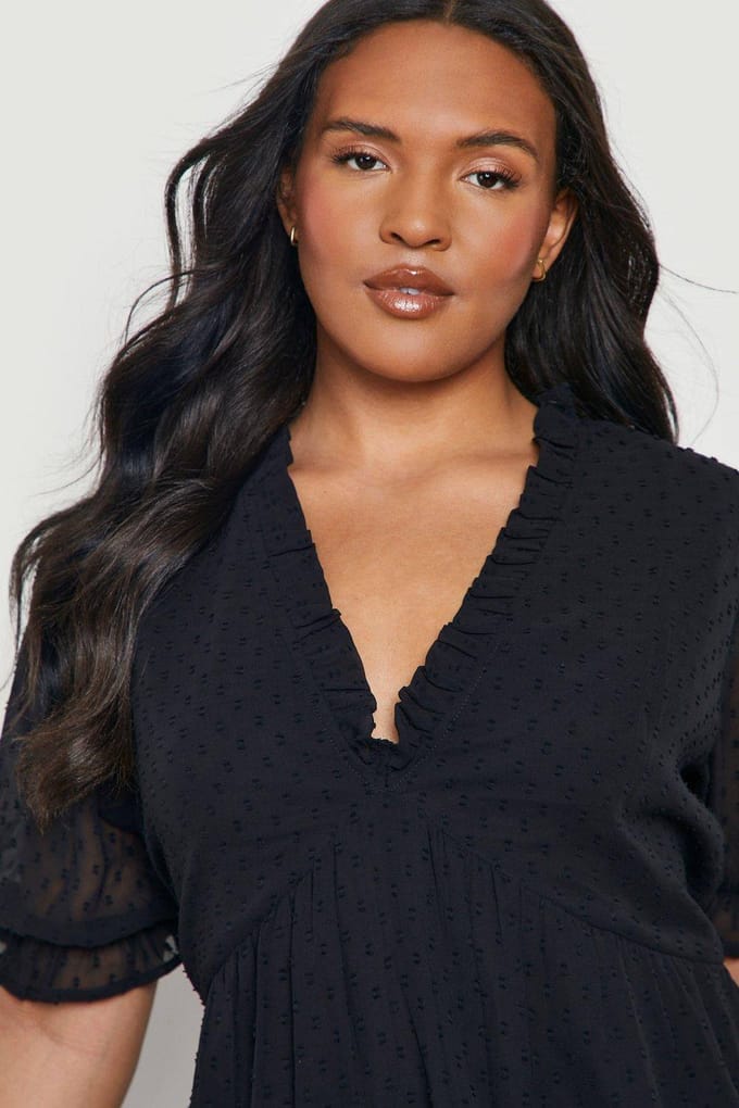 boohoo Dames Plus Ruffle Dobby Peplum Top | Zwart | Maat: 44