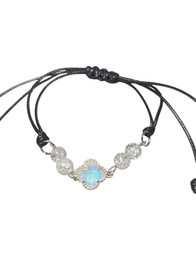iris bergkristal met bloemen bedel armband.