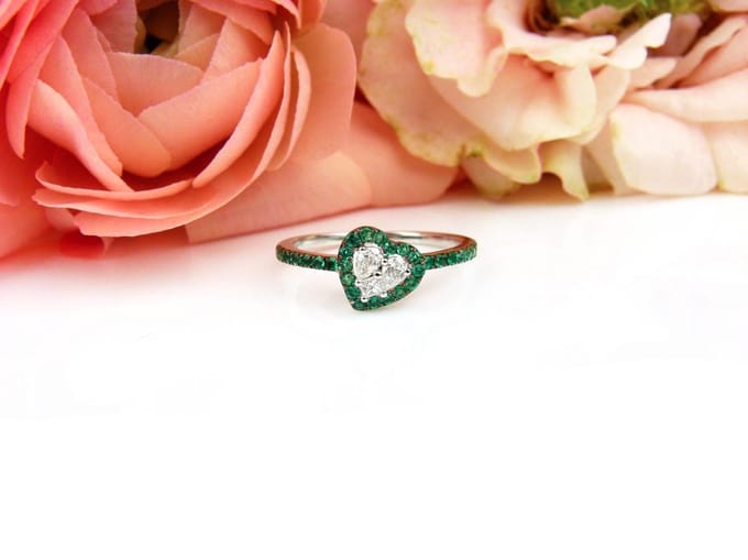 Ring in wit goud gezet met smaragd en diamant