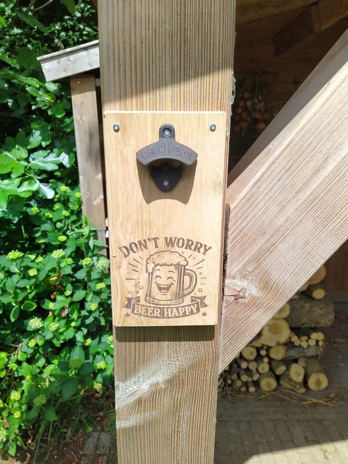 Magnetische Bieropener met tekst – Eikenhout – 25 x 13cm