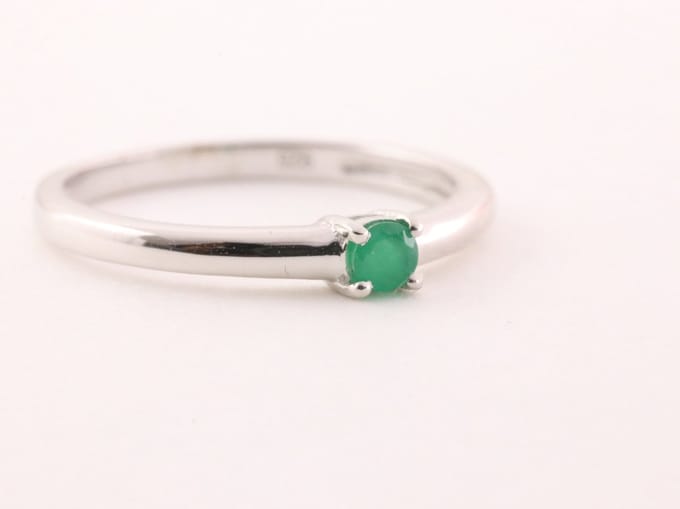 Fijne hoogglans zilveren ring met smaragd - maat 15.5